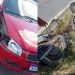 Motocicleta fica destruída após colidir com carro na BA 120. Condutor teve ferimentos leves