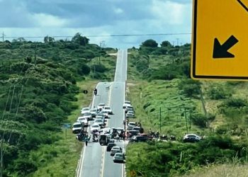 Quatro pessoas ficam feridas em acidente entre motos na BA-120