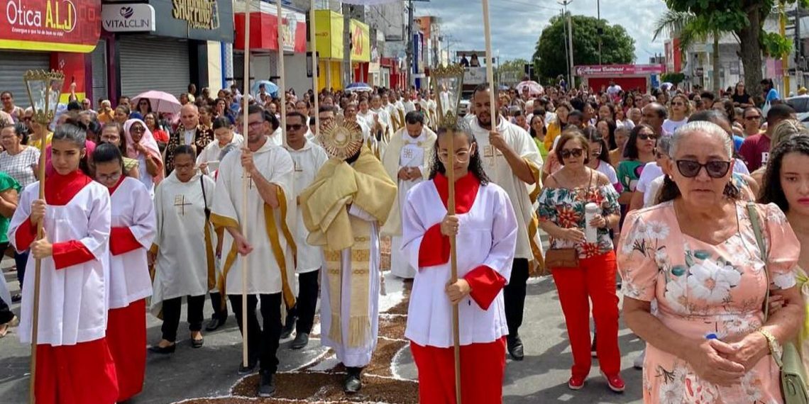 Coité – Católicos participam de procissão e missa de Corpus Christi