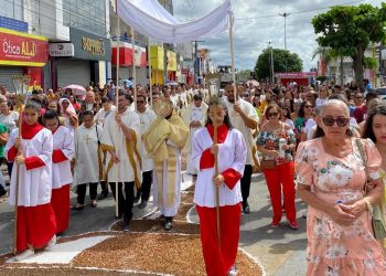 Coité – Católicos participam de procissão e missa de Corpus Christi