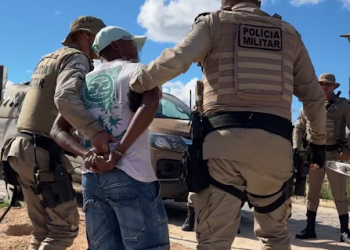 Homem armado é preso após fazer três pessoas reféns