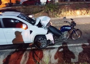 Mulher morre e outra fica ferida após motocicleta ser atingida na traseira por carro na BA 417
