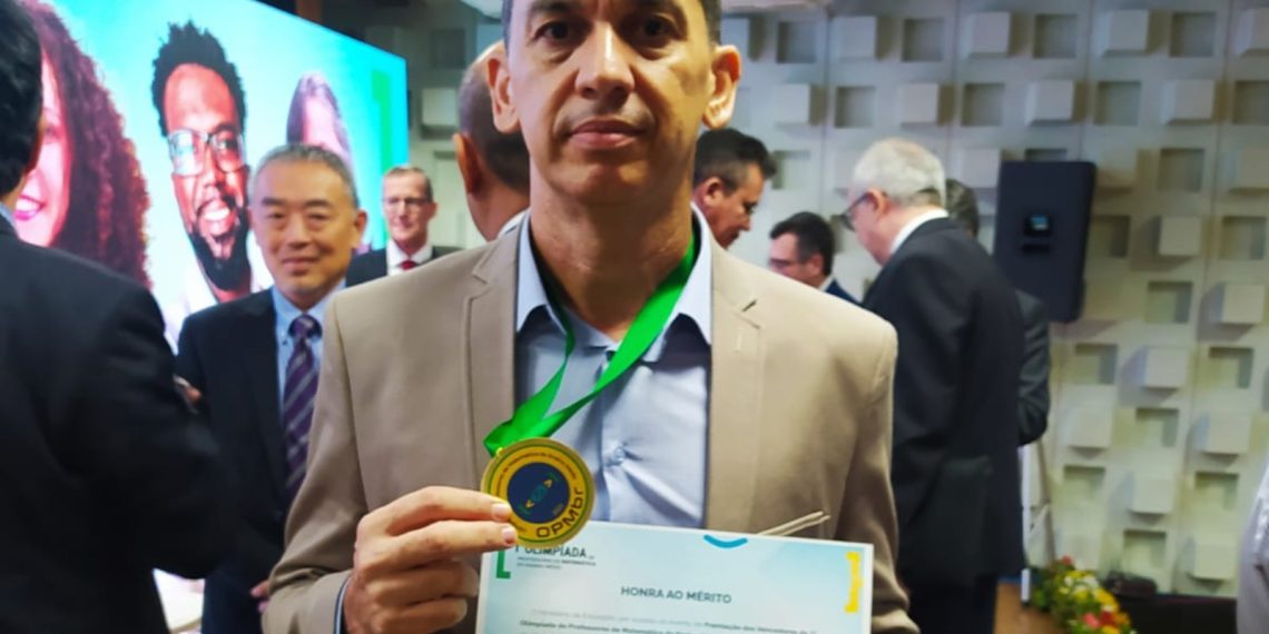 Professor de Matemática da rede estadual de ensino da Bahia, natural de Tanquinho se destaca entre os dez melhores do país