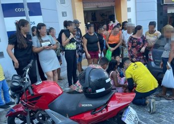 Homem, esposa gestante e filho de 7 anos ficam feridos após moto atropelar cachorro no centro da cidade