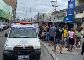 Motociclista fica ferida após atropelar pedestre no centro da cidade