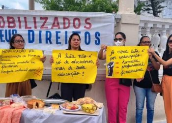Coité – Mais uma vez professores da rede estadual aderem paralisação e oferecem um café solidário na Praça da Matriz