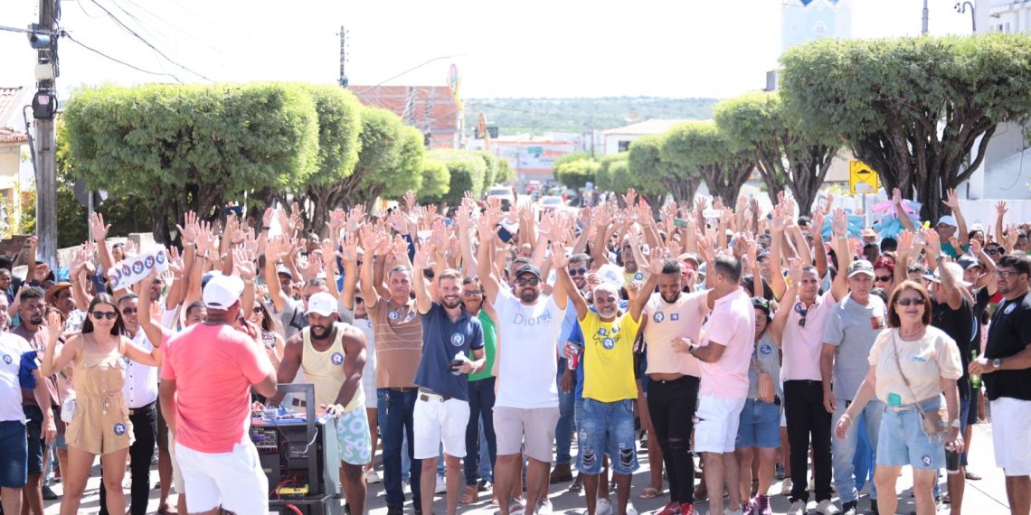 Queimadas – Ricardo do Supermercado ‘bota o bloco na rua’ durante a tradicional lavagem
