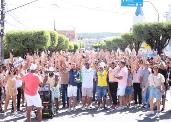 Queimadas – Ricardo do Supermercado ‘bota o bloco na rua’ durante a tradicional lavagem