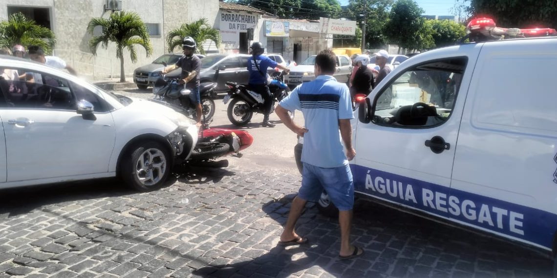 Estudante sofre ferimentos leves após moto ser atingida por carro em cruzamento próximo ao Hospital Português