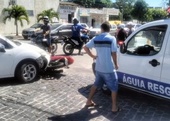 Estudante sofre ferimentos leves após moto ser atingida por carro em cruzamento próximo ao Hospital Português