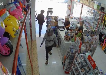 Dupla de moto assalta estabelecimento comercial em plena luz do dia (vídeo)