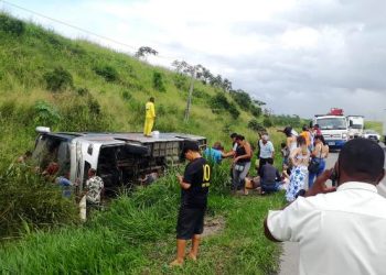 Ônibus da São Mateus tomba na BR 324. Veículo saiu de Monte Santo com destino a Salvador