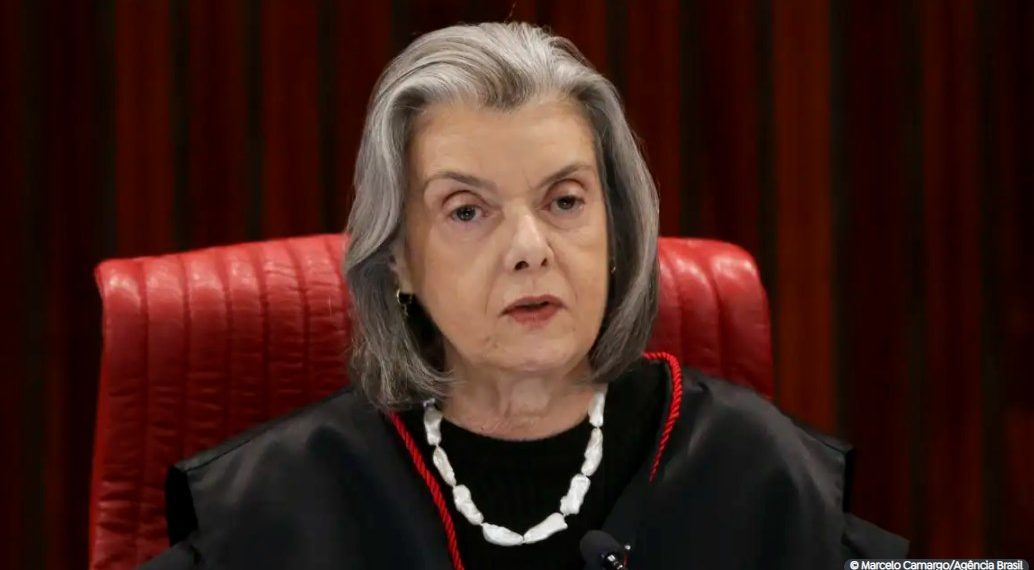 Cármen Lúcia é eleita presidente do TSE