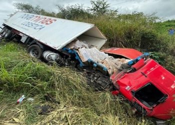 Carreta tomba na BR-324 em Humildes após motorista perder o controle da direção