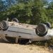 Carro com cinco pessoas capota em zona rural
