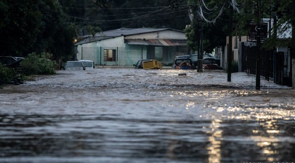 Córrego transborda e volta a invadir casas em Porto Alegre
