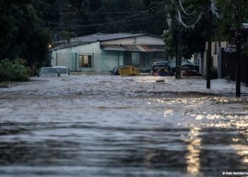 Córrego transborda e volta a invadir casas em Porto Alegre
