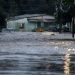 Córrego transborda e volta a invadir casas em Porto Alegre