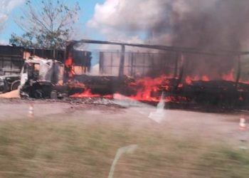 Carreta pega fogo em posto de combustíveis da BR-116 Sul