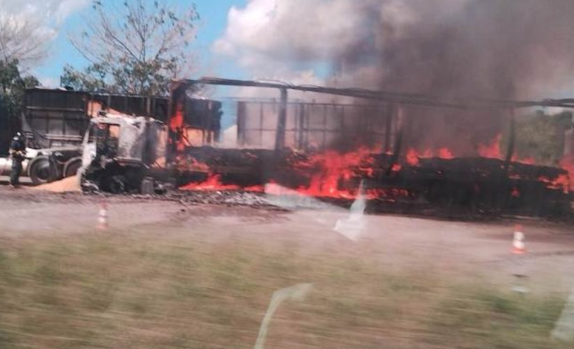 Carreta pega fogo em posto de combustíveis da BR-116 Sul
