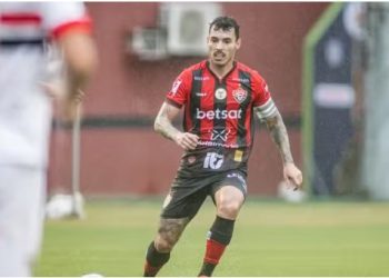 Vitória perde zagueiro por expulsão no inicio do jogo e é derrotado pelo São Paulo no Barradão