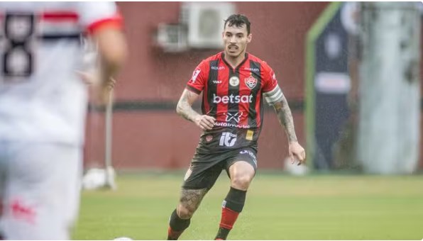 Vitória perde zagueiro por expulsão no inicio do jogo e é derrotado pelo São Paulo no Barradão