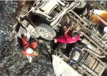 Bombeiros resgatam corpo de motorista de carreta dentro de rio