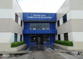 Suspeito de esfaquear ex-companheira e a mãe dela no Cidade Jardim se apresenta em Delegacia de Feira