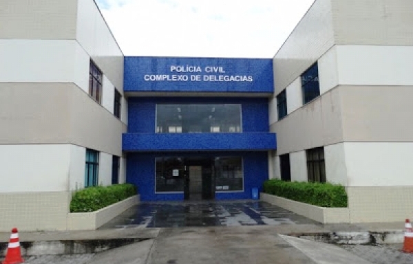 Suspeito de esfaquear ex-companheira e a mãe dela no Cidade Jardim se apresenta em Delegacia de Feira