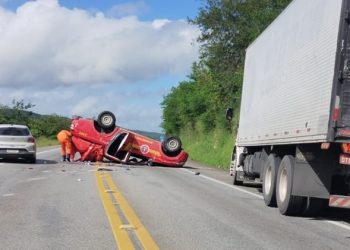 Caminhonete do Corpo de Bombeiros que transportava alimentos para Rio Grande do Sul capota na BR-116