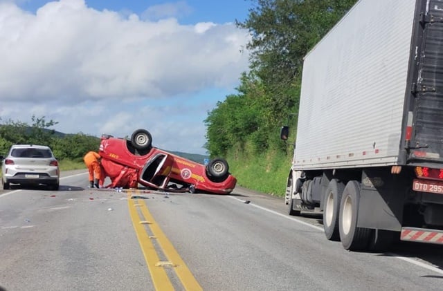 Caminhonete do Corpo de Bombeiros que transportava alimentos para Rio Grande do Sul capota na BR-116