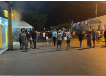 Quadrilha explode caixas eletrônicos de agência bancária e ataca sede de pelotão da Polícia Militar