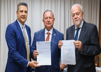 TCM e TCE entregam projeto de reajuste salarial de 4% aos servidores do Estado