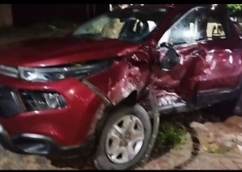 Hilux atropela um grupo de pessoas e atinge Fiat Toro deixando o total de 7 feridos