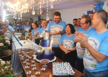 Nordestina I – População participa do corte do bolo de 39 metros em comemoração aos trinta e nove anos de emancipação política