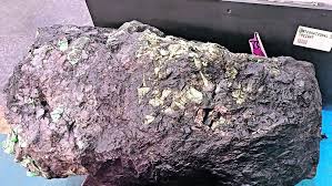 Receita Federal leiloa pedra preciosa com esmeraldas encontrada em Pindobaçu