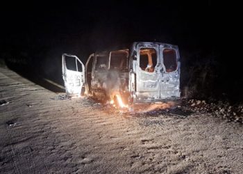 Van fica completamente destruída após incêndio