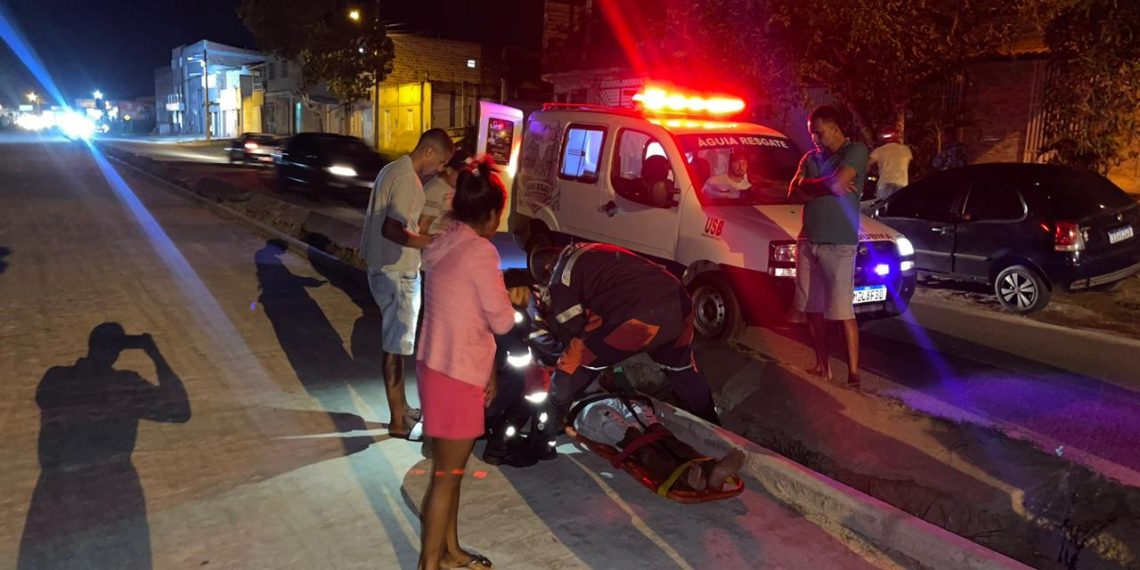 Homem fica ferido após colidir moto em ruma de areia de obra pública sem sinalização