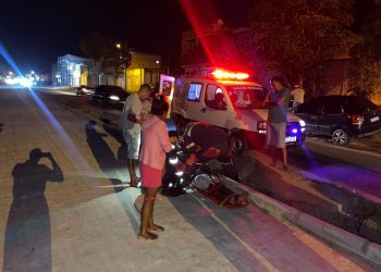 Homem fica ferido após colidir moto em ruma de areia de obra pública sem sinalização