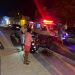 Homem fica ferido após colidir moto em ruma de areia de obra pública sem sinalização