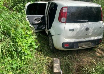 Três homens ficam feridos após carro descer ribanceira na BA 411