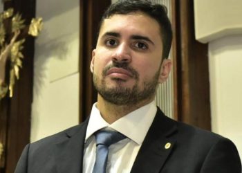 Projeto de deputado estadual proíbe uso de celular nas escolas do ensino fundamental