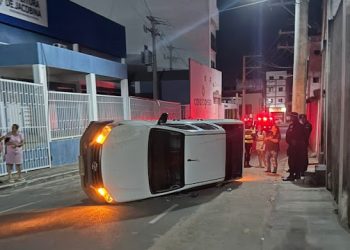 Hilux tomba após colisão em frente a Clínica Hemodiálise