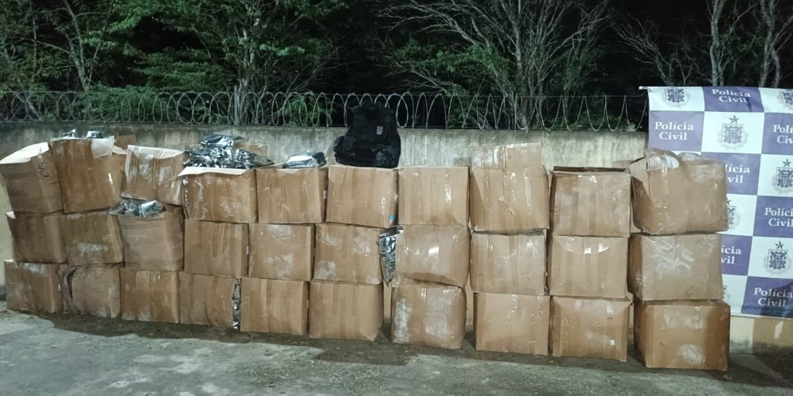 Denúncia de carreta clonada termina em apreensão de 330kg de maconha