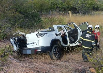 Dois ocupantes de Fiat Toro morrem após carro ser atingido por carreta