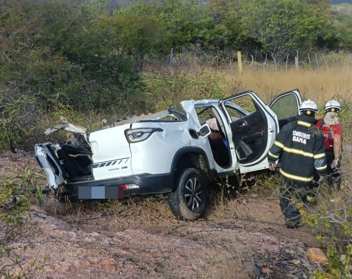 Dois ocupantes de Fiat Toro morrem após carro ser atingido por carreta