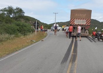 Morador de Riachão do Jacuípe morre na BA 120 em colisão de moto com carreta bitrem