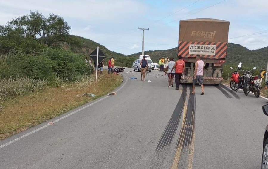 Morador de Riachão do Jacuípe morre na BA 120 em colisão de moto com carreta bitrem