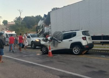 Duas pessoas morrem em acidente entre carro e caminhão na BR-116