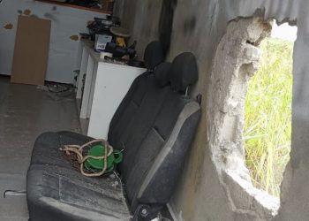 Bandidos quebram parede para furtar loja de som